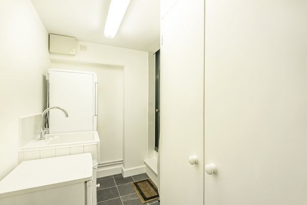 2 bedroom mews to rent - Photo 1