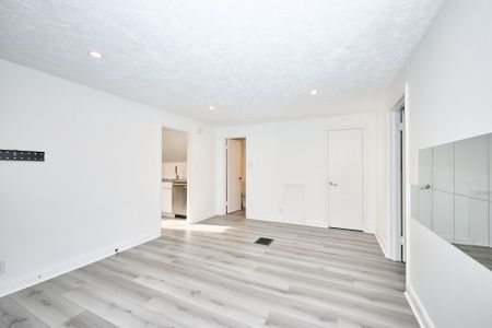 For Lease - 6172 William Street Unit# 2, Niagara Falls, Ontario - Photo 2