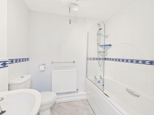 2 bedroom ground floor flat to rent - Photo 1