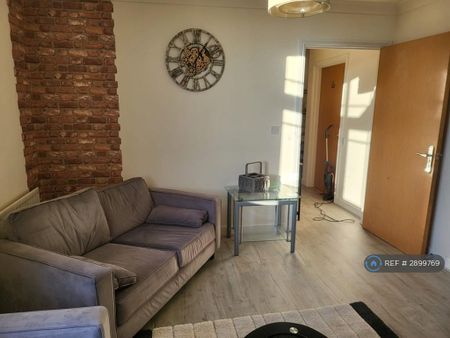 1 bedroom in a flat share to rent - Photo 2