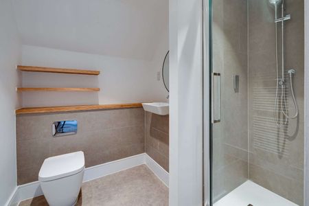 An exceptional two bedroom duplex apartment offering generous accommodation arranged over two floors. - Photo 2