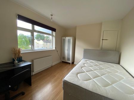 4 bedroom semi-detached house to rent - Photo 2