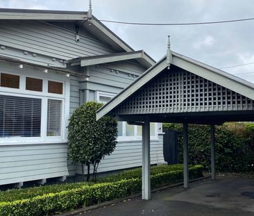 Charming 3-Bedroom Bungalow - Photo 2