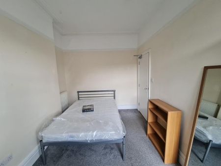 3 bedroom flat to rent - Photo 4