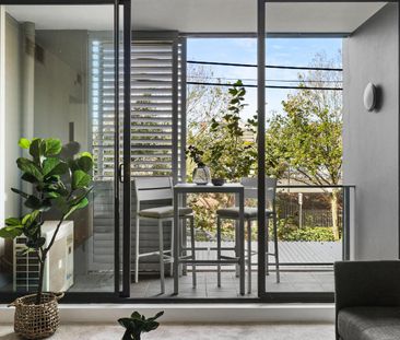 Contemporary One-Bedroom Apartment in Regent Hall - Chippendale - Photo 3