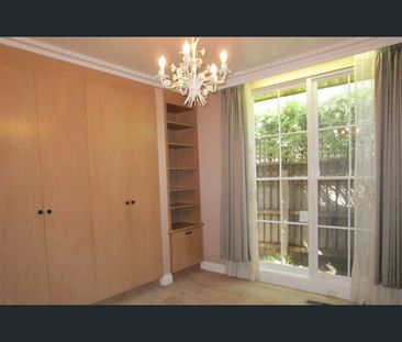 Superbly spacious classic home - Photo 6