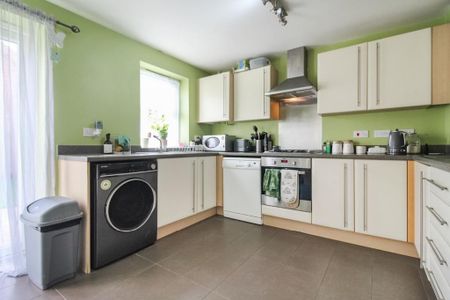 3 bedroom semi-detached house to rent - Photo 3