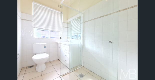 TOP-FLOOR APARTMENT WITH STUNNING CITY VIEWS - Photo 1