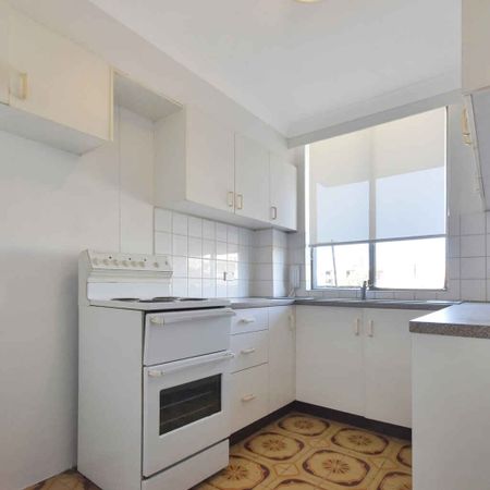 SPACIOUS APARTMENT WITH OCEAN VIEWS & SWIMMING POOL IN BUILDING - Photo 3