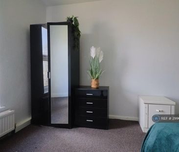 4 bedroom flat to rent - Photo 5
