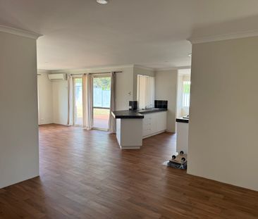 Freshly painted, new flooring & lawnmowing included! - Photo 1