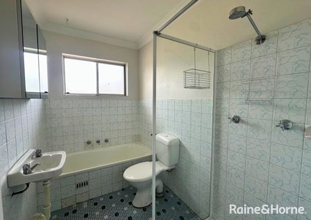 Spacious 2 Bedroom unit - Photo 5