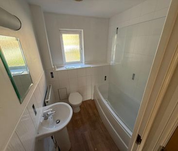 2 bedroom Flat To Let - Photo 5
