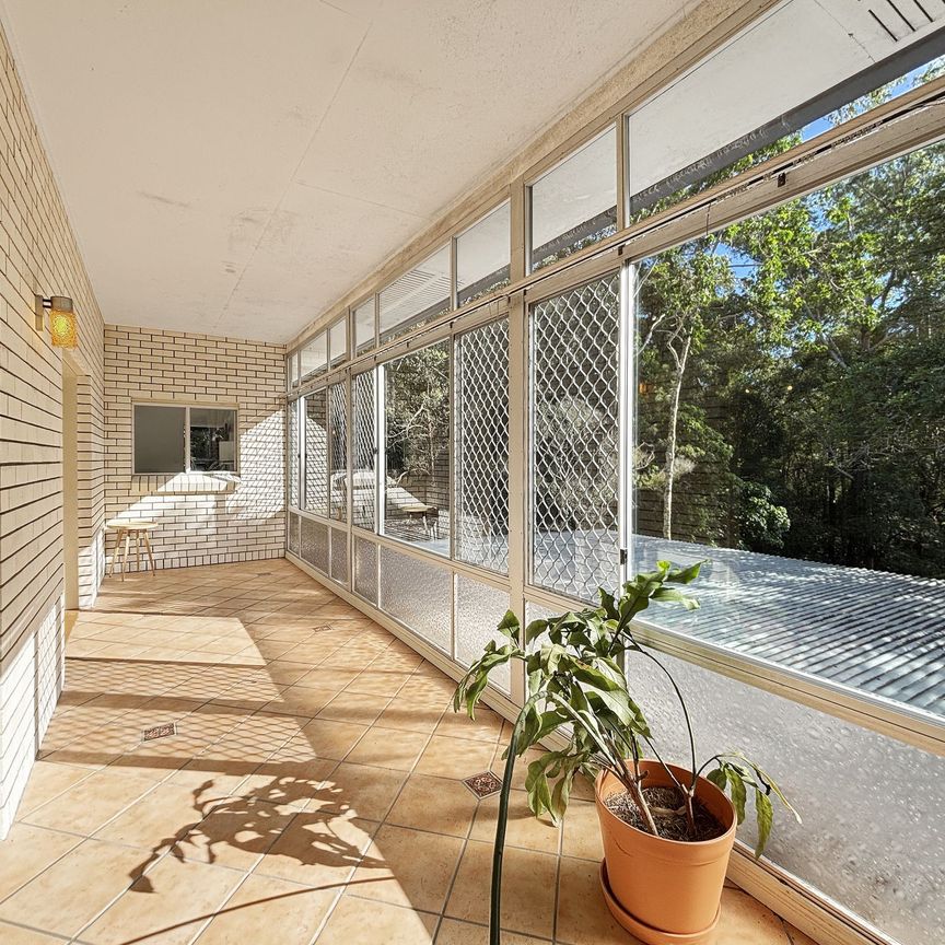 Spacious Family Home in Leafy Cul-De-Sac, with Pool! - Photo 1