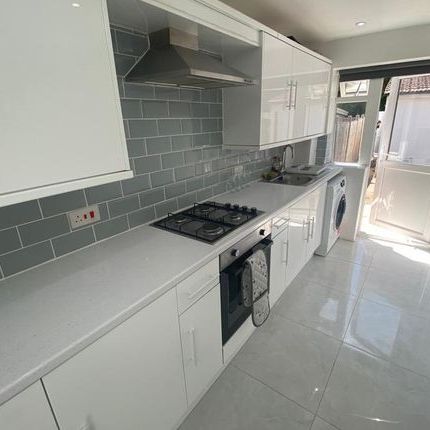 Ribchester Avenue, Greenford - Photo 3