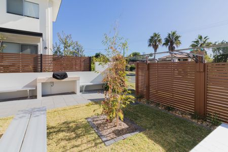 Sophisticated Three-Level Townhouse in a Sought-After Pocket - Photo 5