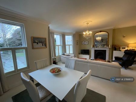 2 bedroom flat to rent - Photo 2