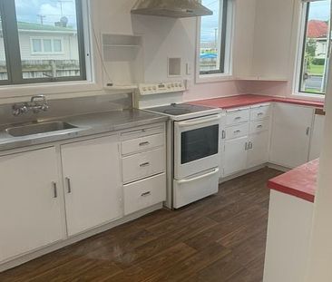 Charming 4BR Family Home in Papatoetoe - Photo 5