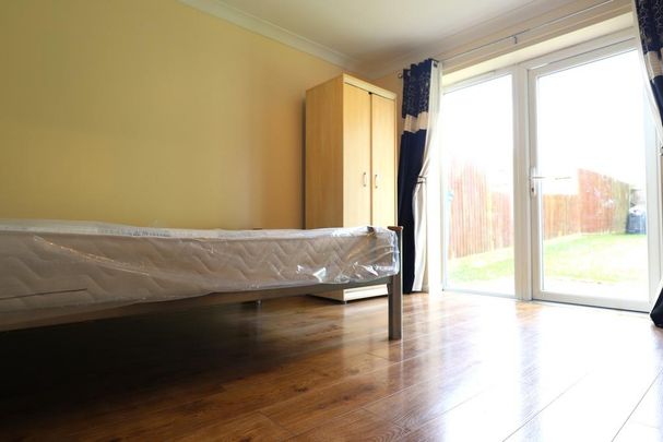 4 bedroom semi-detached house to rent - Photo 1