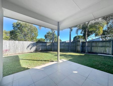 Prime Location and Comfortable Living in Andergrove Lakes - Photo 4