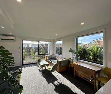 A stylish and sunny townhouse! - Photo 5