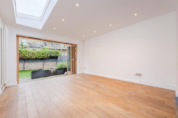 3 bedroom flat to rent - Photo 1