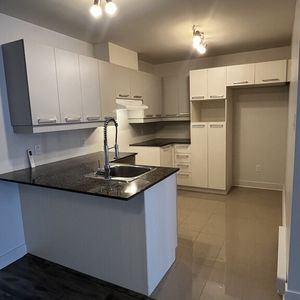 CONDO 4 1-2 + GRAND BALCON À LOUER - Photo 3