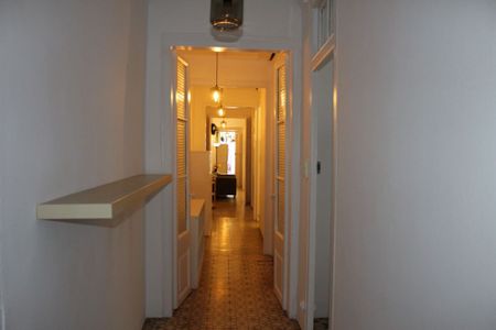 Room with interior window in Ciutat Vella - Photo 3