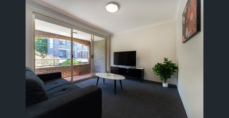 Light Filled, Furnished 2 bedroom apartment - Photo 4