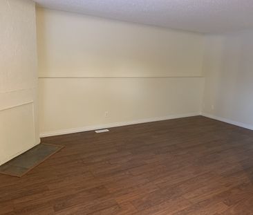 Amazing Find in Red Deer! 3 Bedrooms, 1 Bath!! - Photo 1