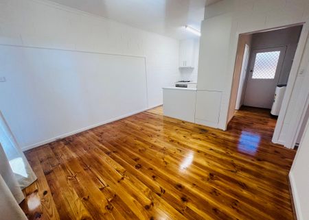 One Bedroom Cutie! - Photo 2