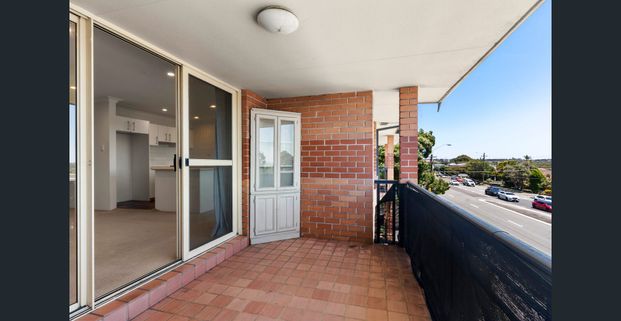 Bright & Spacious Two-Bedroom Apartment - Photo 1