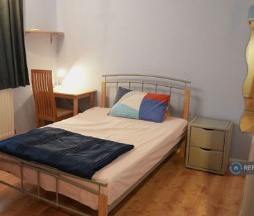 1 bedroom in a flat share to rent - Photo 2