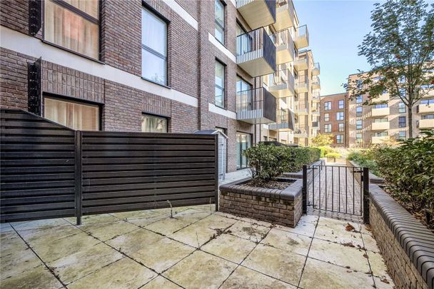 A rare opportunity to rent a spacious triplex home with its own front door access, located at Huntley Wharf, just a short walk away from Reading Train Station. - Photo 1