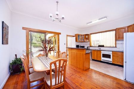 Beautiful Family Home &ast;&ast; Available Now &ast;&ast; - Photo 3