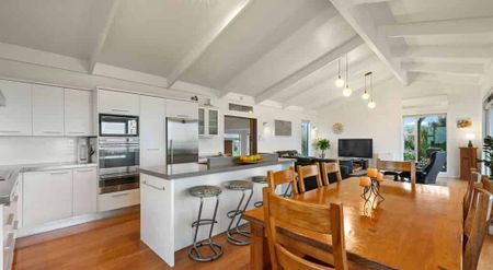 Moturoa - 4 Bedrooms - Photo 2