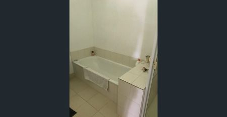 Well Maintained Home with Art Deco Design. - Photo 5