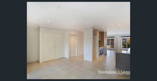 2 BEDROOM HOME CLOSE TO EVERYTHING WITH AIR CON! - Photo 1