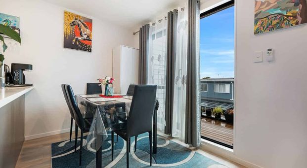 Modern, Stylish 3-Bedroom Townhouse for Rent in He - Photo 1