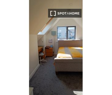 Room for rent in a 4-bedroom house in Killinardan, Dublin - Photo 4