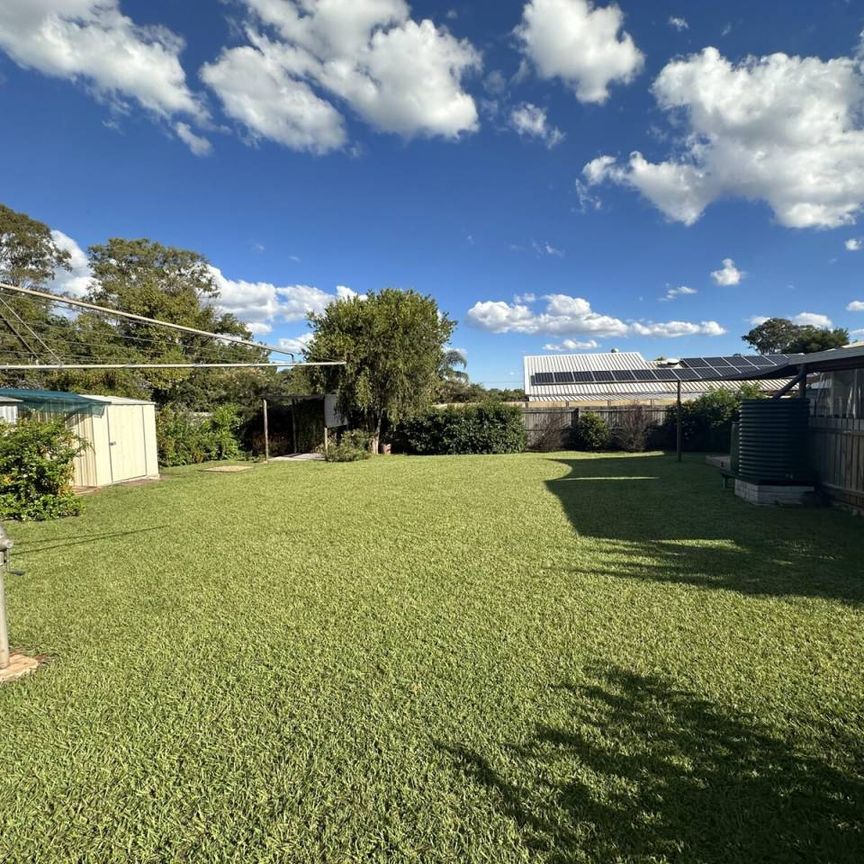 Established 3 Bedroom Family Home - Includes Garden/Lawn Maintenance - Photo 1