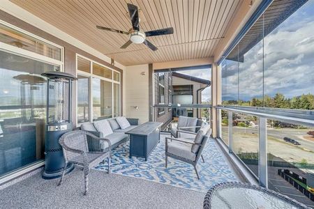 Spacious Top-Floor Unit with Solarium - Photo 5