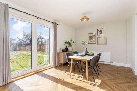 Beautifully refurbished, this impressive five-bedroom detached family home blends character with modern luxury. - Photo 4