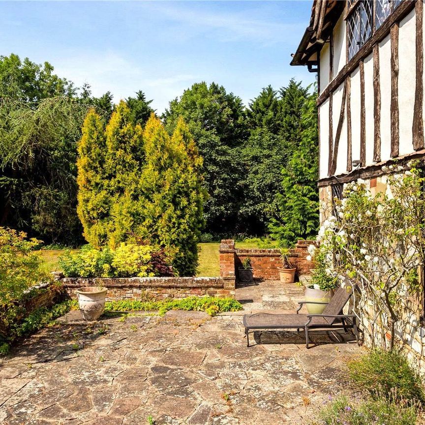 A five bedroom character home dating from the 1930s with a wealth of period features and set in beautiful secluded grounds - Photo 1