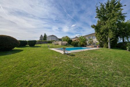 SPACIEUSE AVEC JARDIN, PISCINE ET VUE LAC - Foto 3