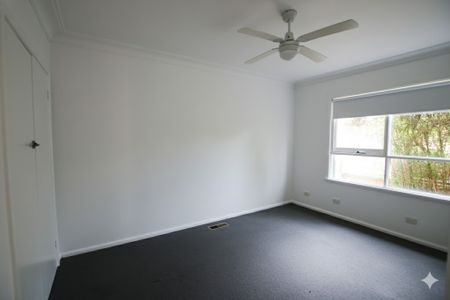 Family home in beautiful leafy street - Photo 3