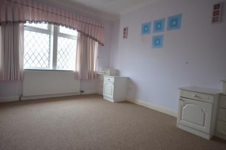 3 bedroom Detached house To Let - Photo 3