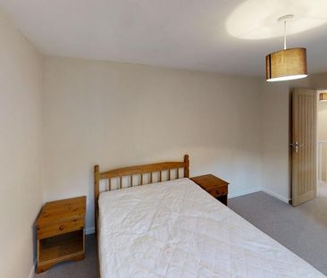 4 bedroom semi-detached house to rent - Photo 2