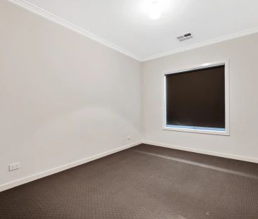Spacious, Stylish & Superbly Located Three Bedroom Home! - Photo 6