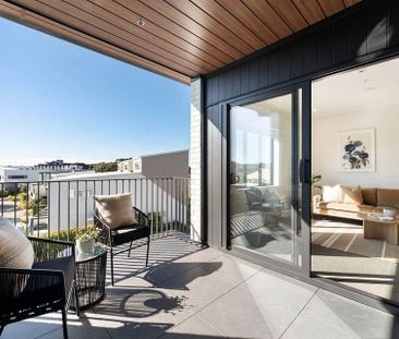 Stylish Waterfront Apartment with Unbeatable Views - Photo 4